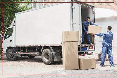 Trabajadores bajando cajas del camión